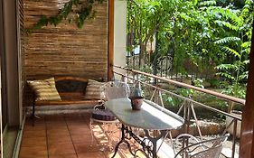 Quiet Apartment With Garden View In Kolonaki